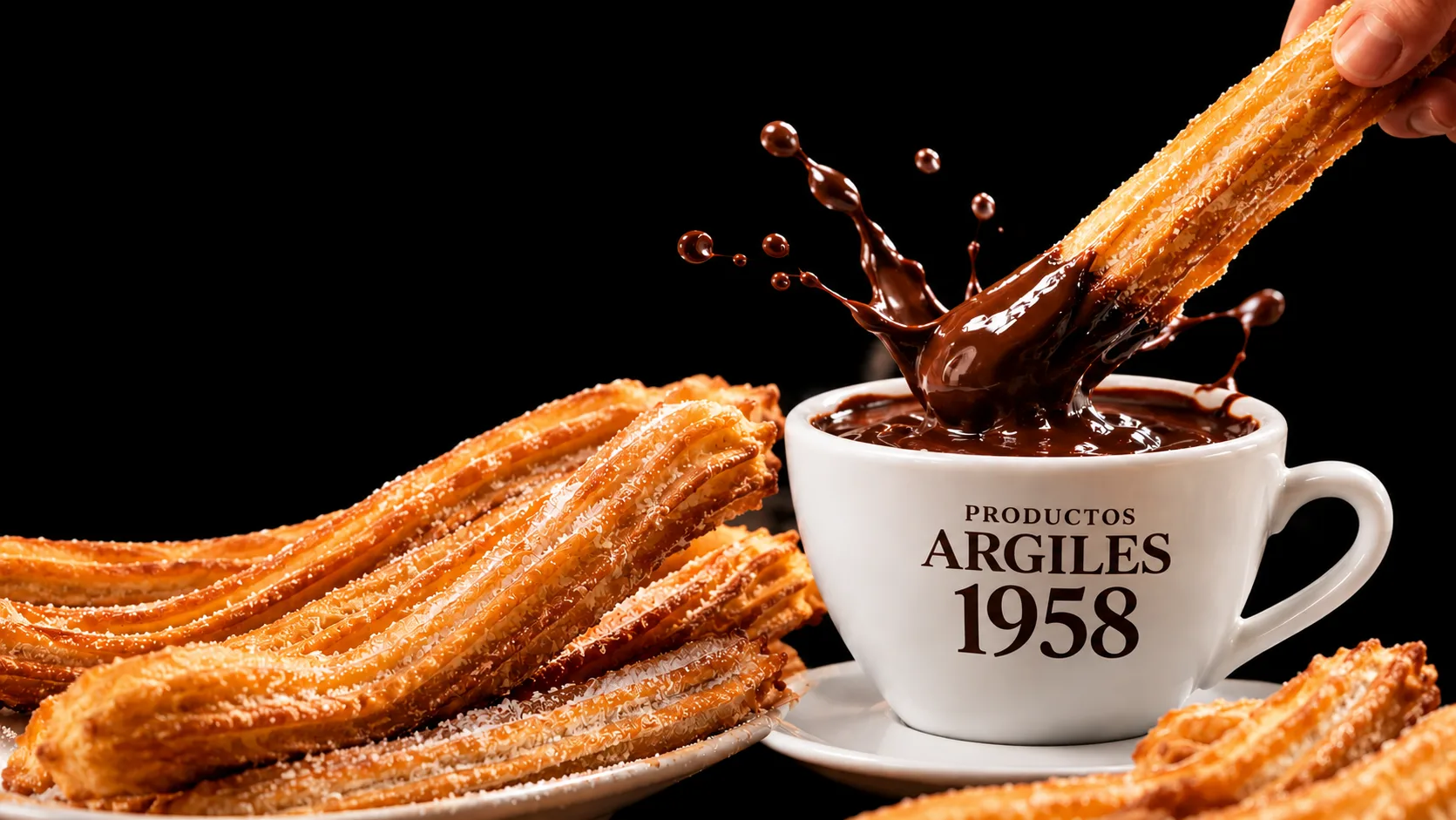 Churros recién hechos mojándose en una taza de chocolate con la marca Productos Argilés 1958